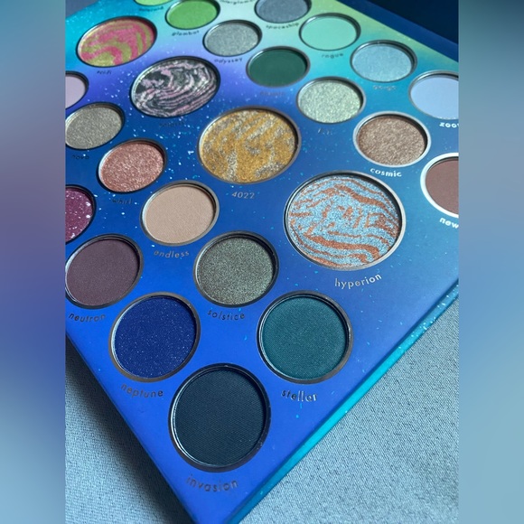 Kara Beauty | Stellar Starburst Eyeshadow Palette - Picture 9 of 10